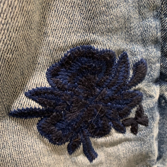 Gap  mid rise distress jeans girlfriend style. embroidered flowers - Picture 8 of 10